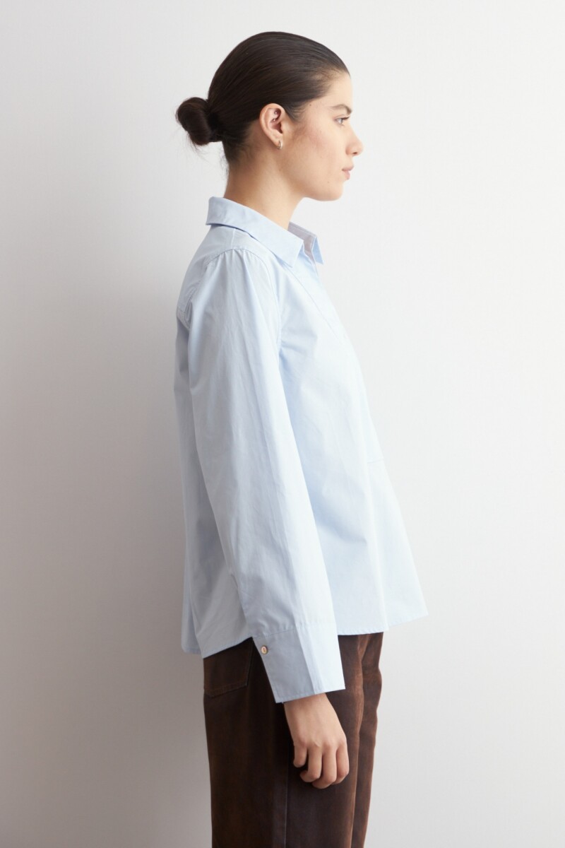 Blusa cuello camisa celeste