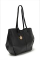 Cartera tote con dijes metálicos negro