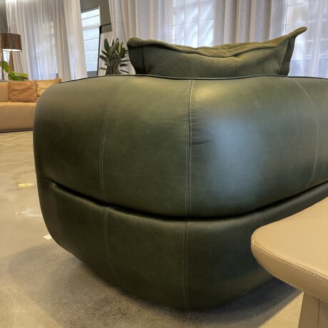 Sillon Curvo En Cuero Gomo U
