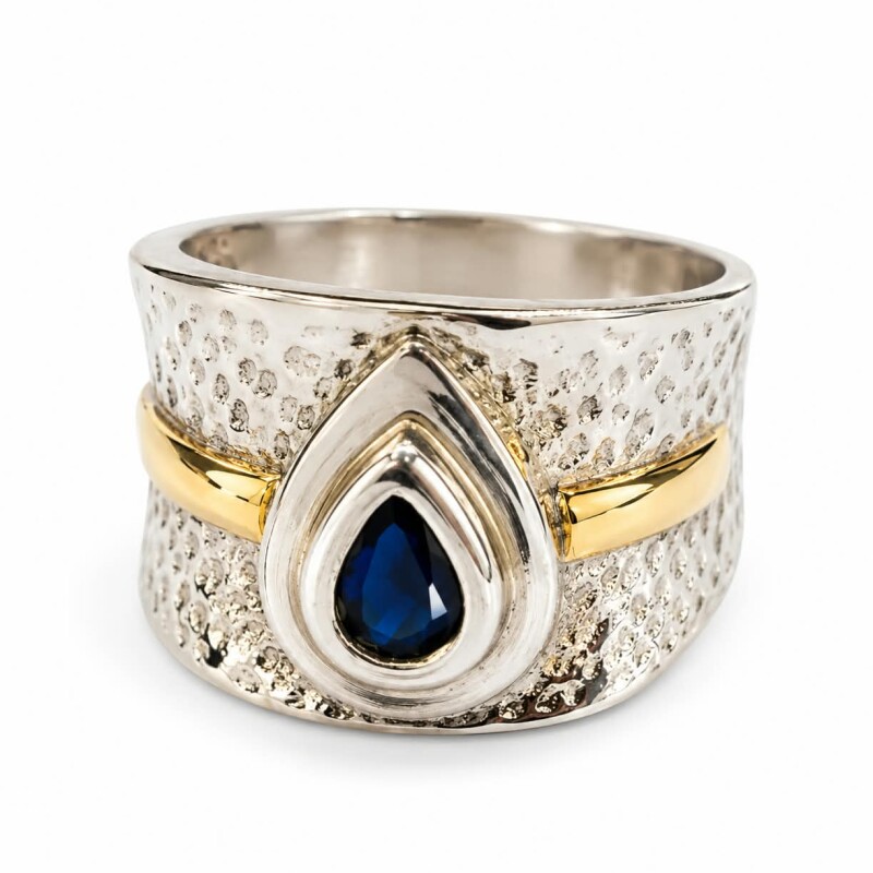 Anillo martillado con piedra gota azul Anillo martillado con piedra gota azul