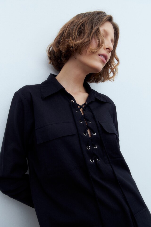 Vestido con ojalillos y bolsillos delanteros negro