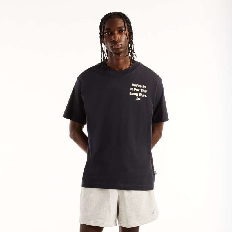 Remera New Balance de Hombre - Foggy Daze 1906 - MT62R4SWDNT DARK GREY