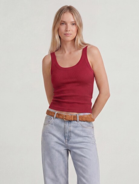 MUSCULOSA BÁSICA EN TELA ACANALADA ROJO