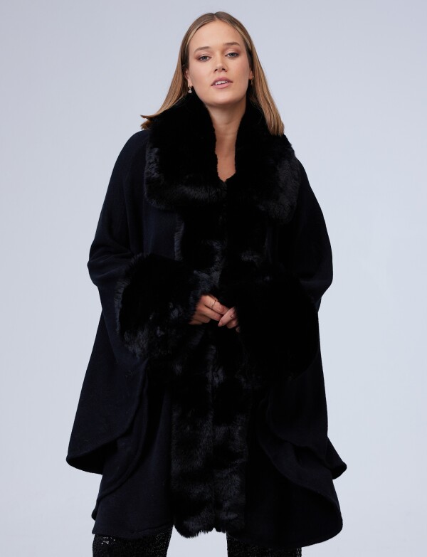 Ruana Aplique Simil Piel NEGRO