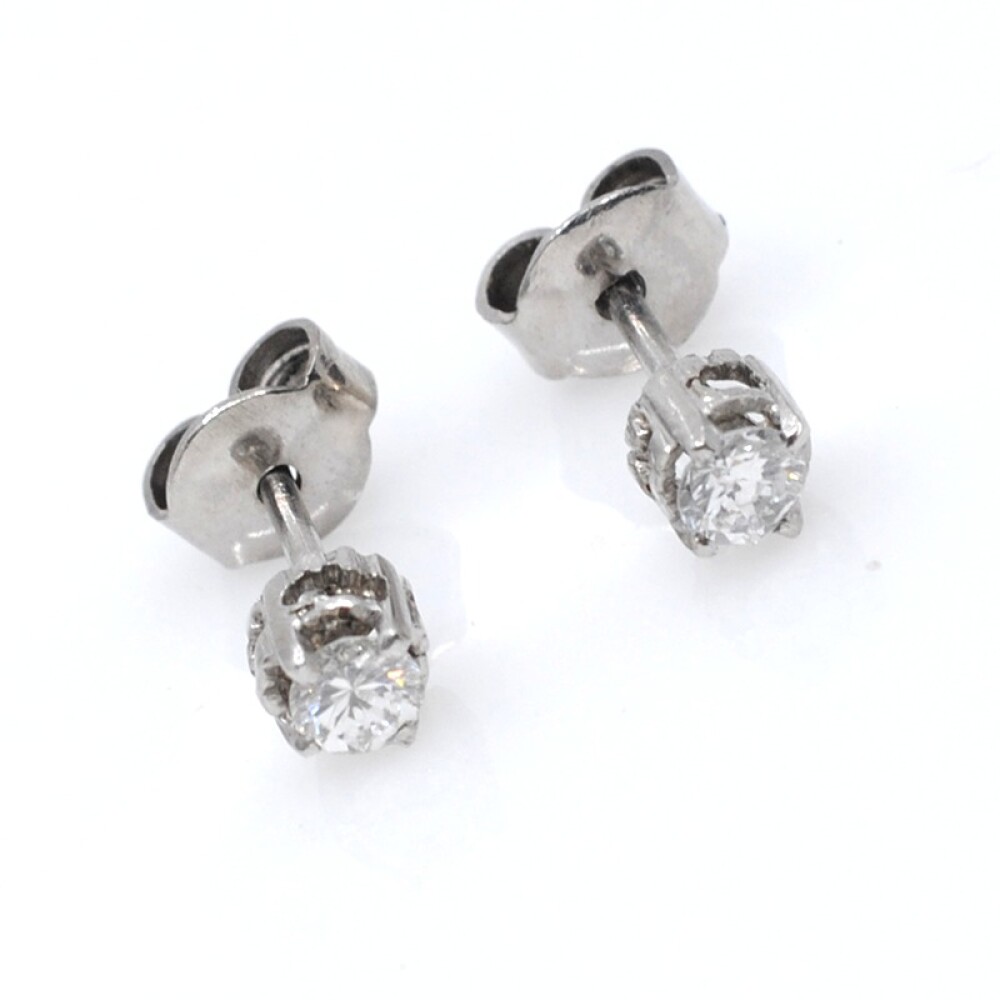 Caravanas en oro 18k blanco y brillantes. Caravanas en oro 18k blanco y brillantes.