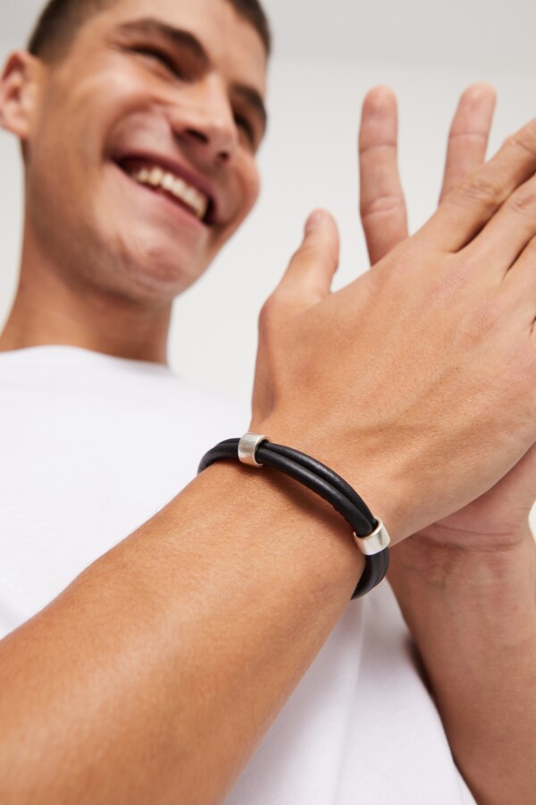 PULSERA DOBLE CUERO CON 2 CIRCUNFERENCIAS BAÑADAS EN PLATA DE LEY Pulsera