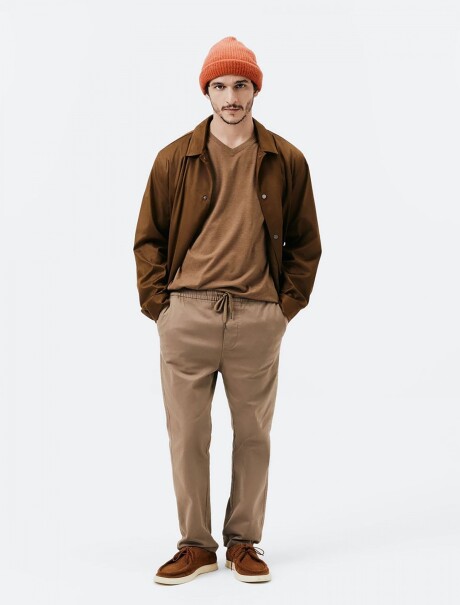 CAMISETA BÁSICA WORLD CUELLO EN V MARRÓN