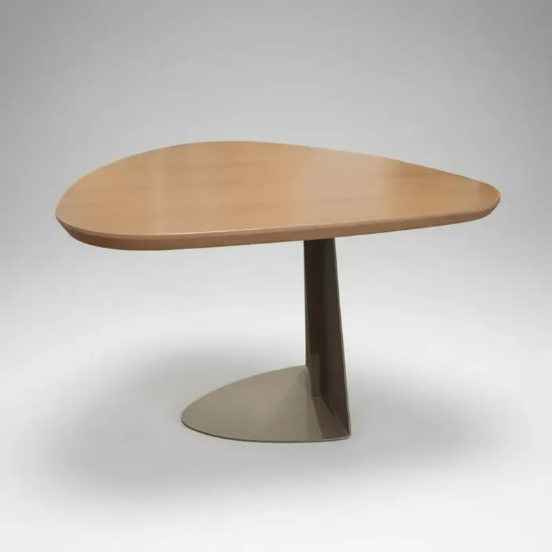 Mesita De Centro de 3 lados tapa madera clara base en hierro color chocolate suave Mesita De Centro de 3 lados tapa madera clara base en hierro color chocolate suave