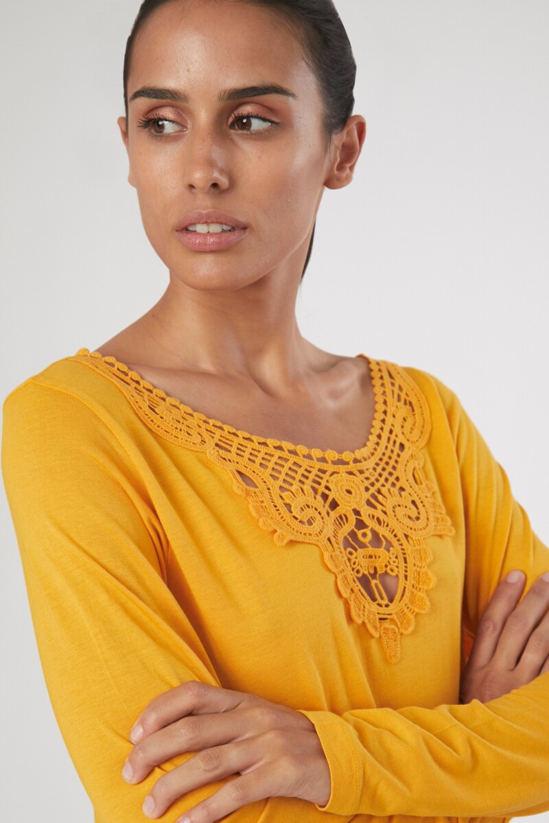 Remera con aplique ocre