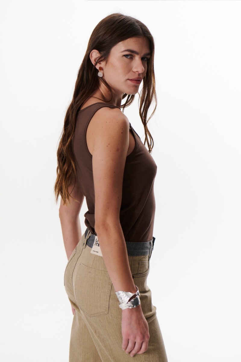 MUSCULOSA METAL MARRON
