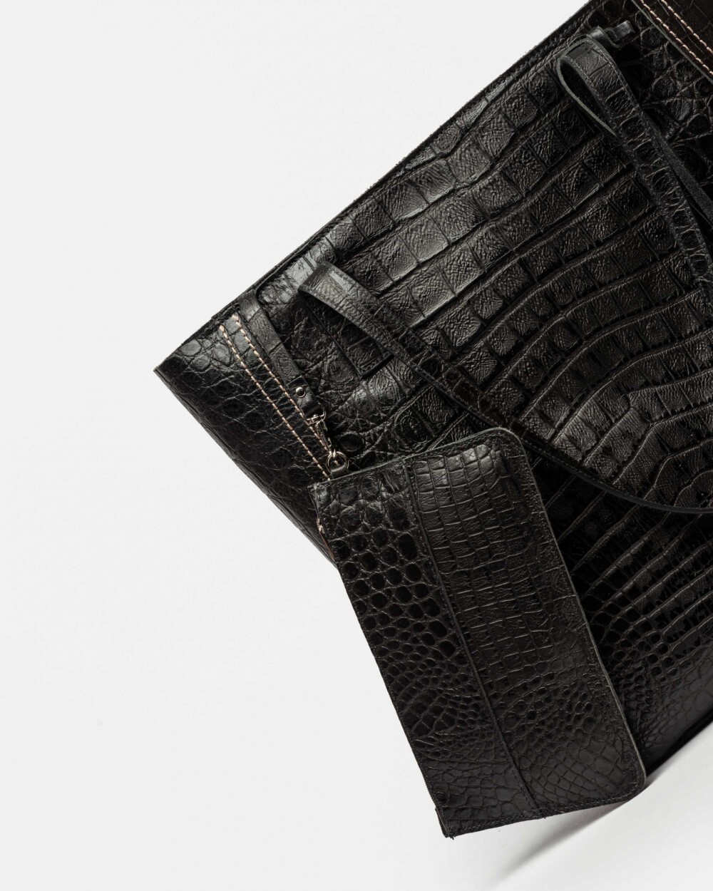 Shopper Vera En Cuero Grabado Croco Negro
