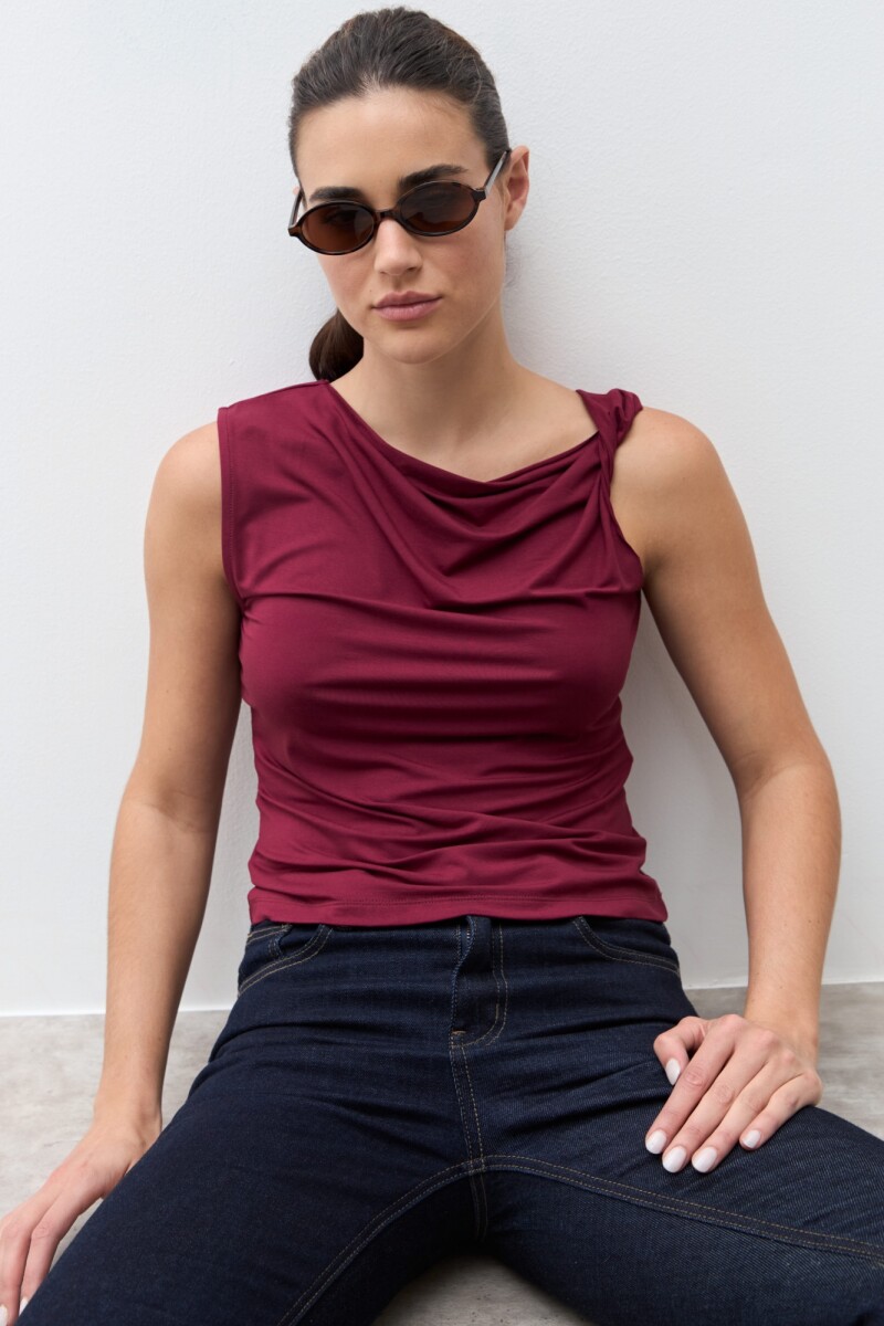 Top escote torneado bordo