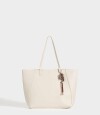 Cartera Shopper Con Charm Blanco Crudo