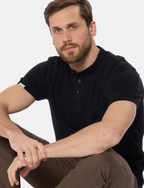 REMERA LISA CUELLO MAO Negro