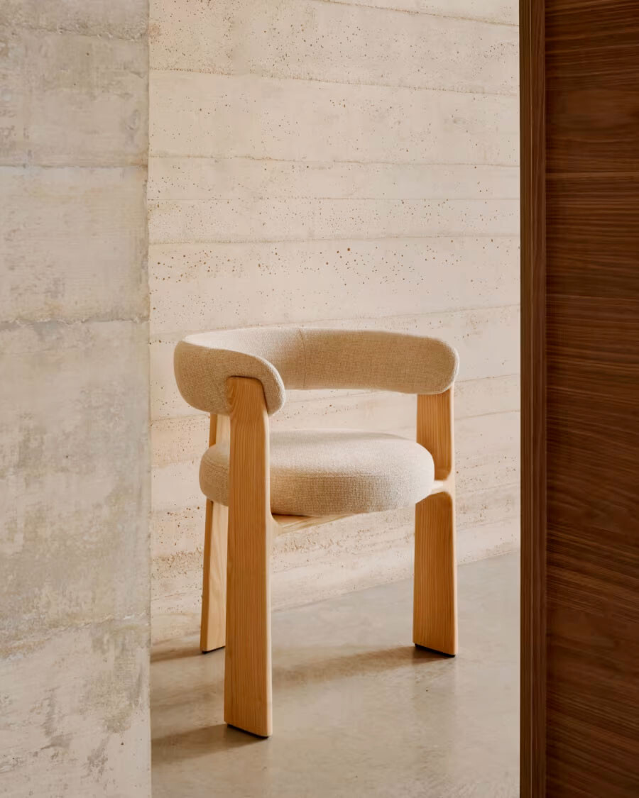 Silla Granite de 3 patas de chenilla beige y madera maciza fresno acabado natural FSC 100% Silla Granite de 3 patas de chenilla beige y madera maciza fresno acabado natural FSC 100%