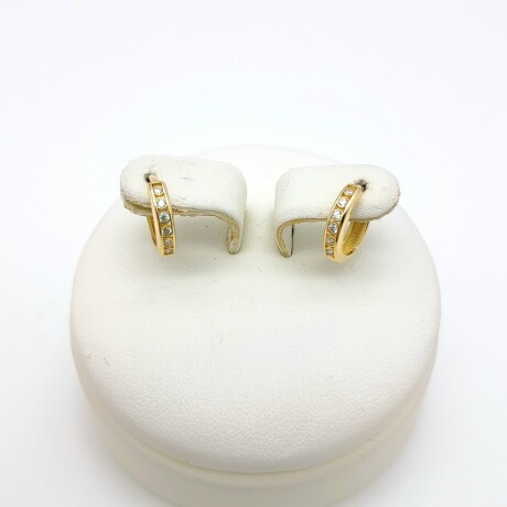 Par de aros de oro 9 ktes con circonias. Par de aros de oro 9 ktes con circonias.