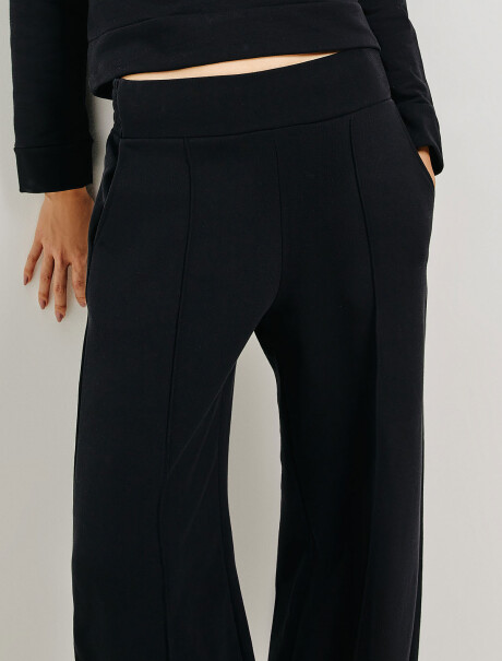 PANTALÓN BÁSICO CON BOLSILLO NEGRO