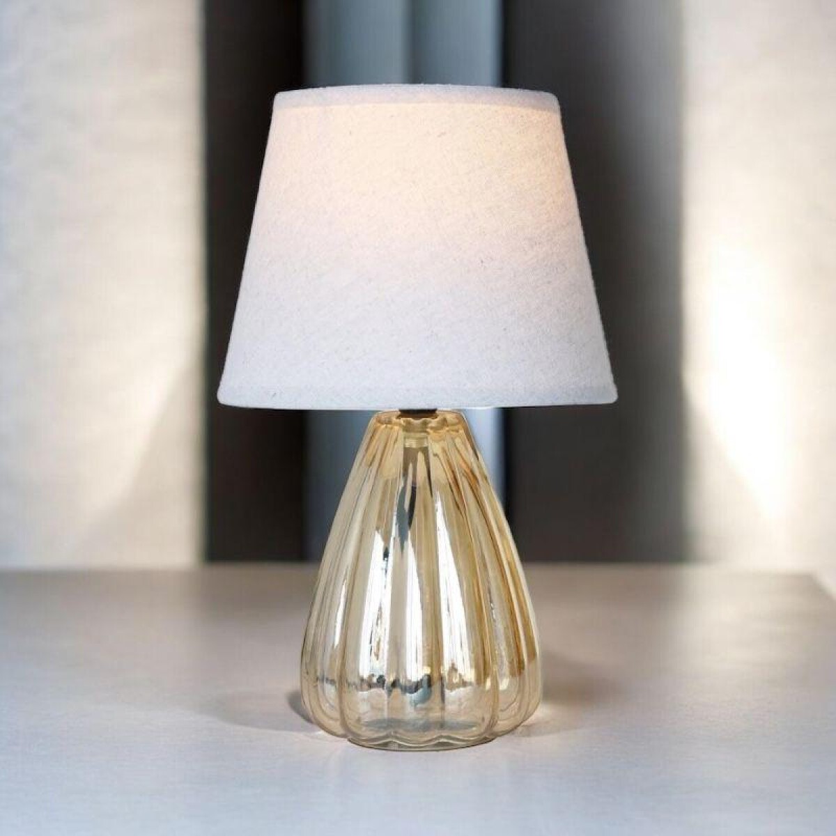 Lampara de Mesa con Base de Vidrio 