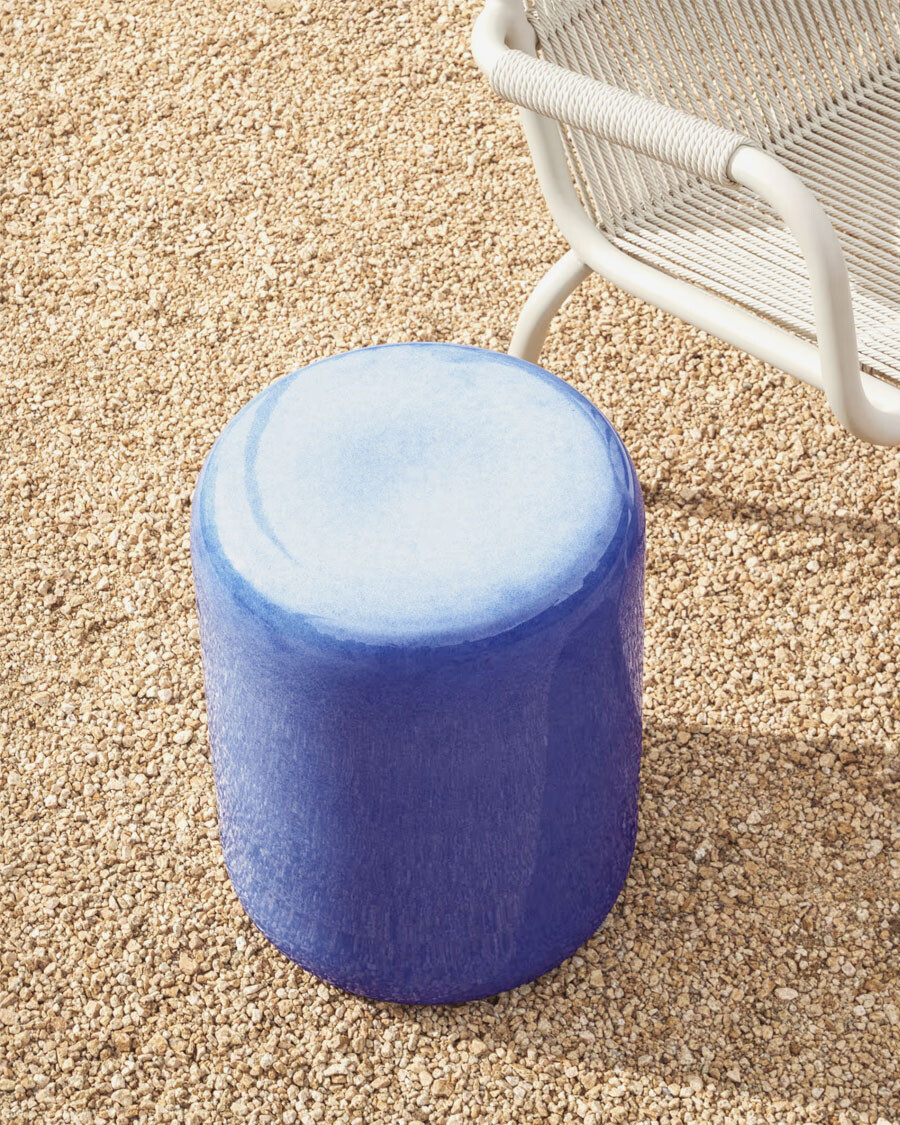 Mesa auxiliar exterior Mesquida de cerámica con acabado azul glaseado Ø 35 cm Mesa auxiliar exterior Mesquida de cerámica con acabado azul glaseado Ø 35 cm