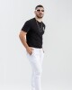 Remera negra con detalles en blanco U