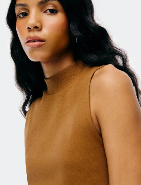 MUSCULOSA DE CUELLO ALTO EN TELA ACANALADA MARRÓN