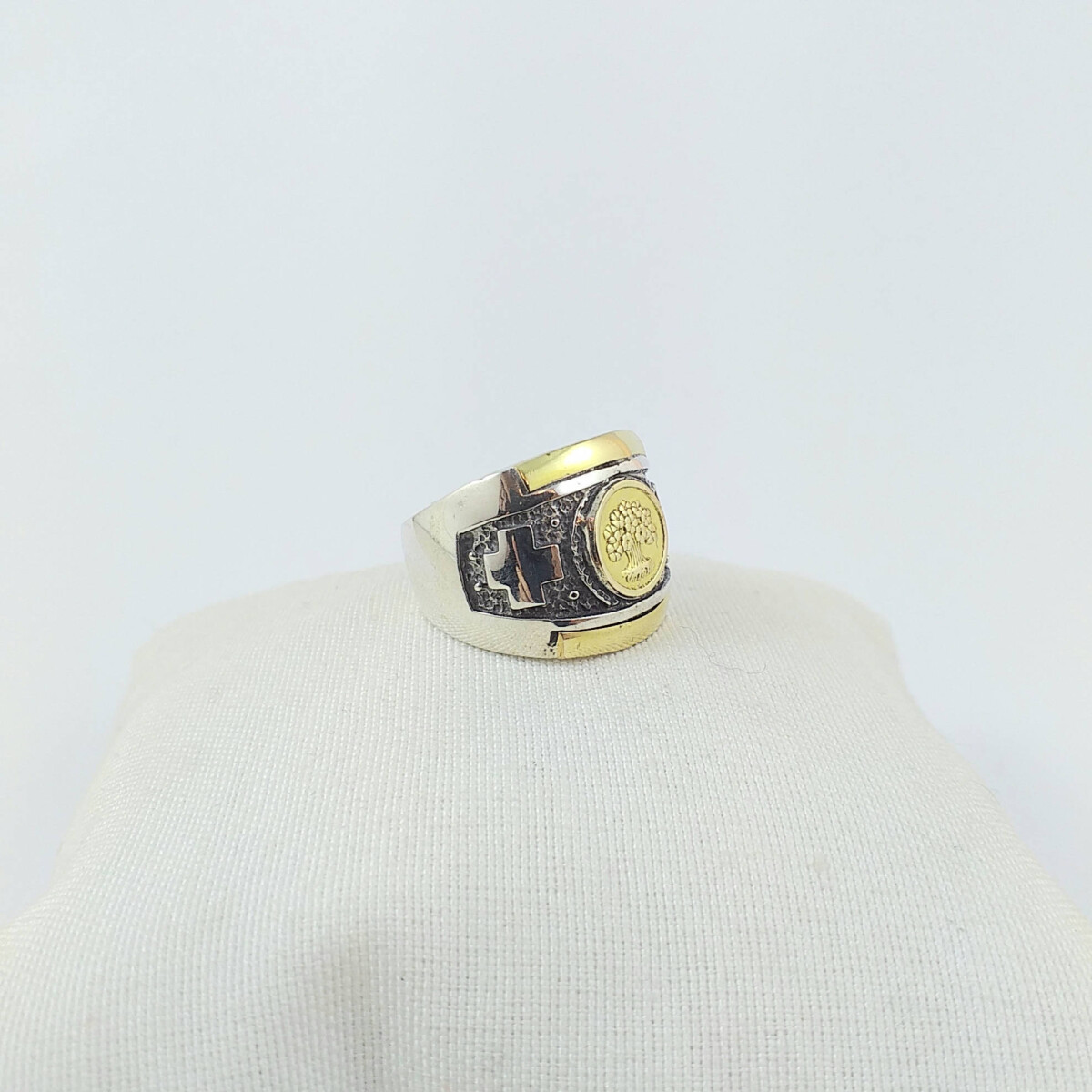 Anillo de plata 925 , arbol de la vida en double de oro 18 Ktes, ancho superior 18 mm. Medidas: diámetro interno 18mm #17. 