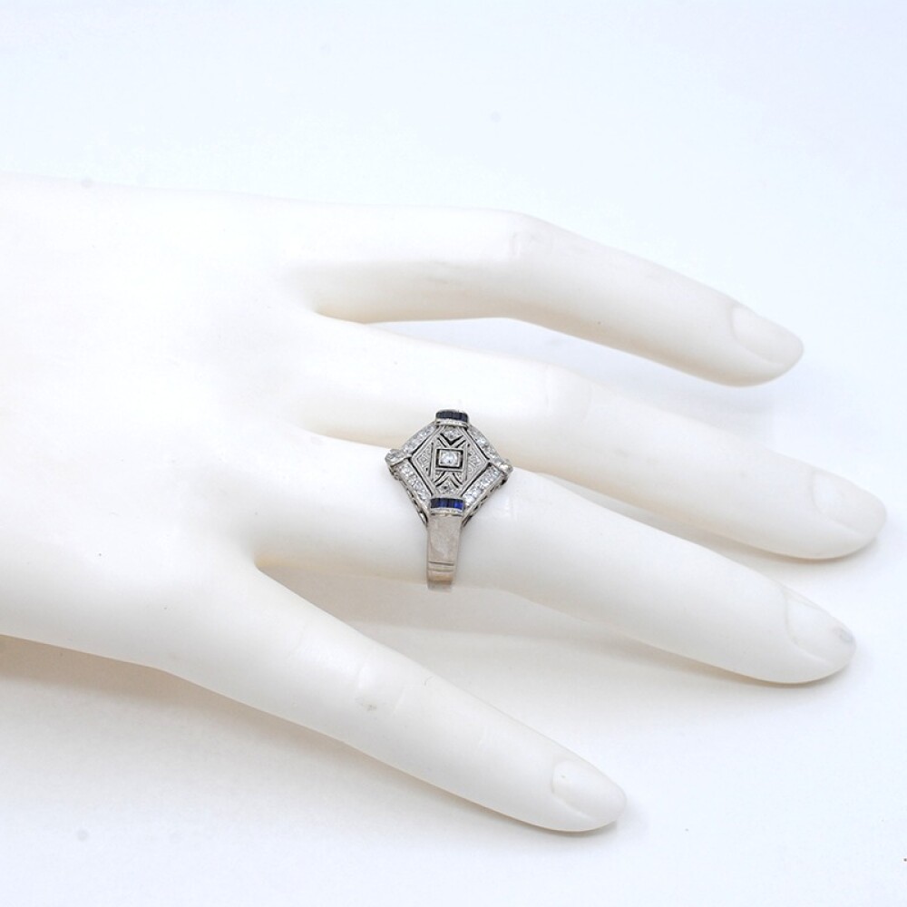 Anillo 18k estilo antiguo zafiros sintéticos,brillantes y diamantes Anillo 18k estilo antiguo zafiros sintéticos,brillantes y diamantes