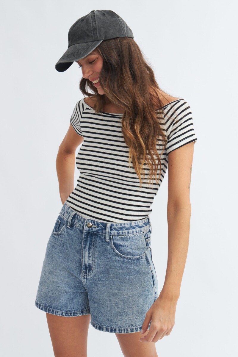 Remera off shoulder mangas cortas BLANCO Y NEGRO