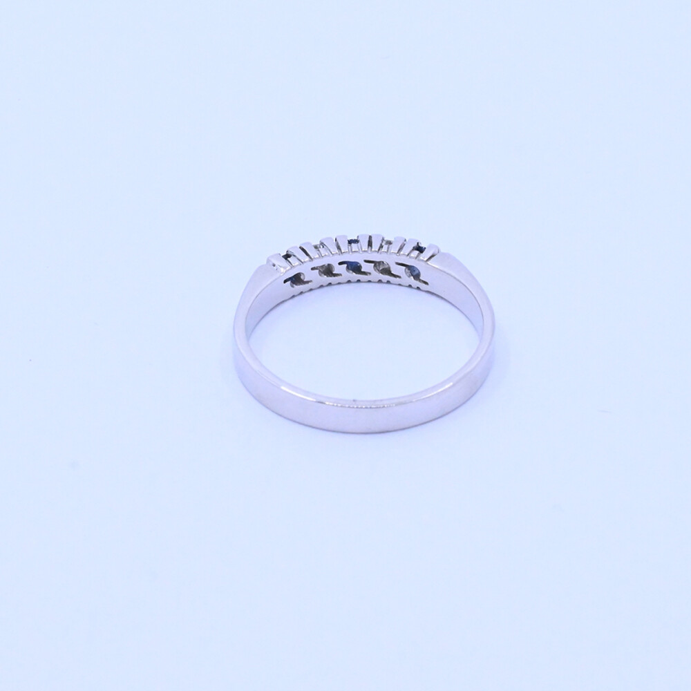 Anillo medio sin fin oro 18k blanco brillantes y zafiros engarce 4 puntas. Anillo medio sin fin oro 18k blanco brillantes y zafiros engarce 4 puntas.