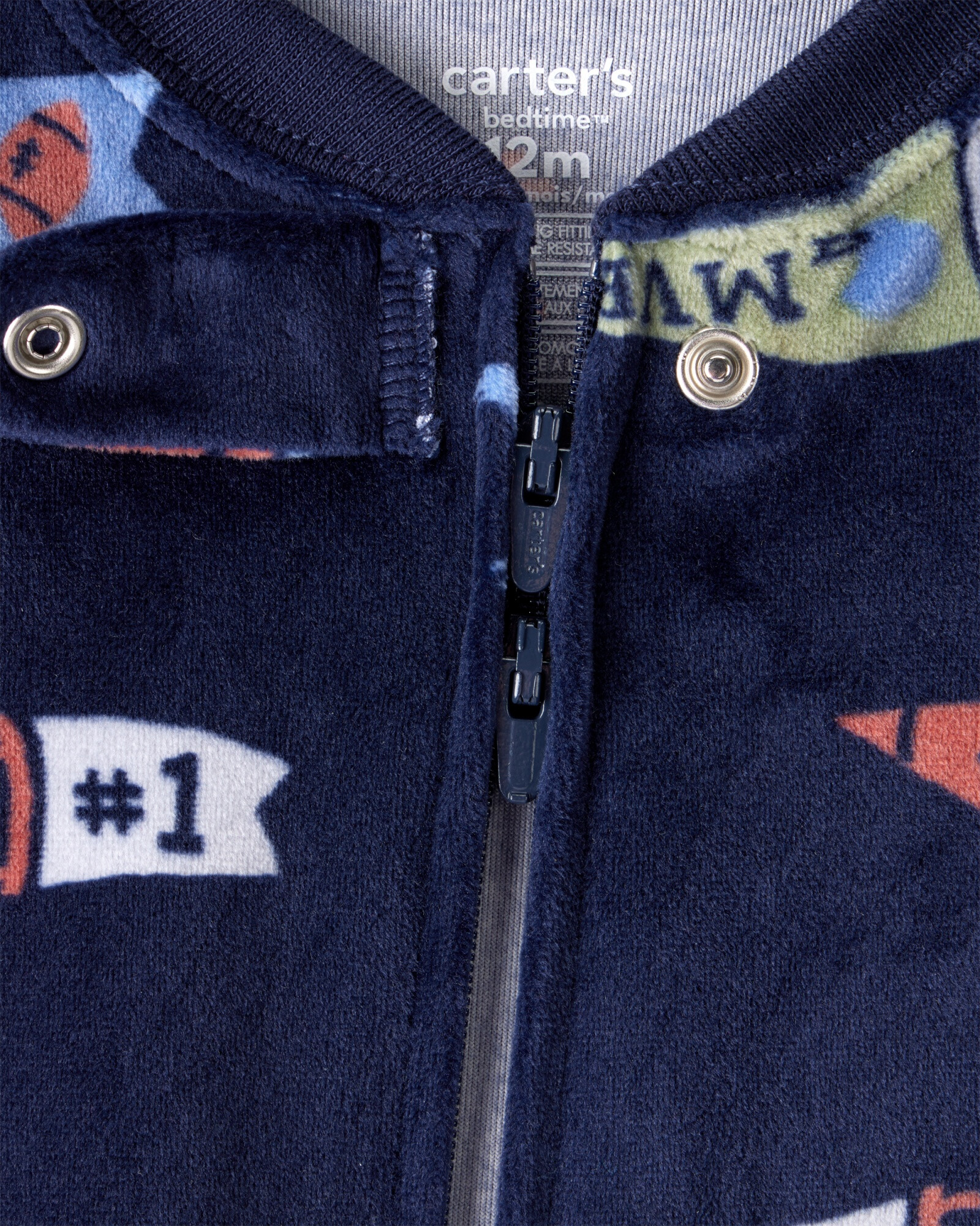 Pijama una pieza de micropolar, con pie, diseño banderines Sin color