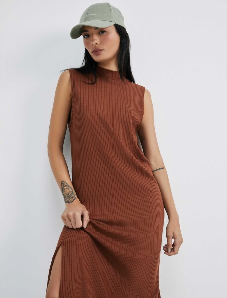 VESTIDO LARGO SIN MANGAS MARRÓN