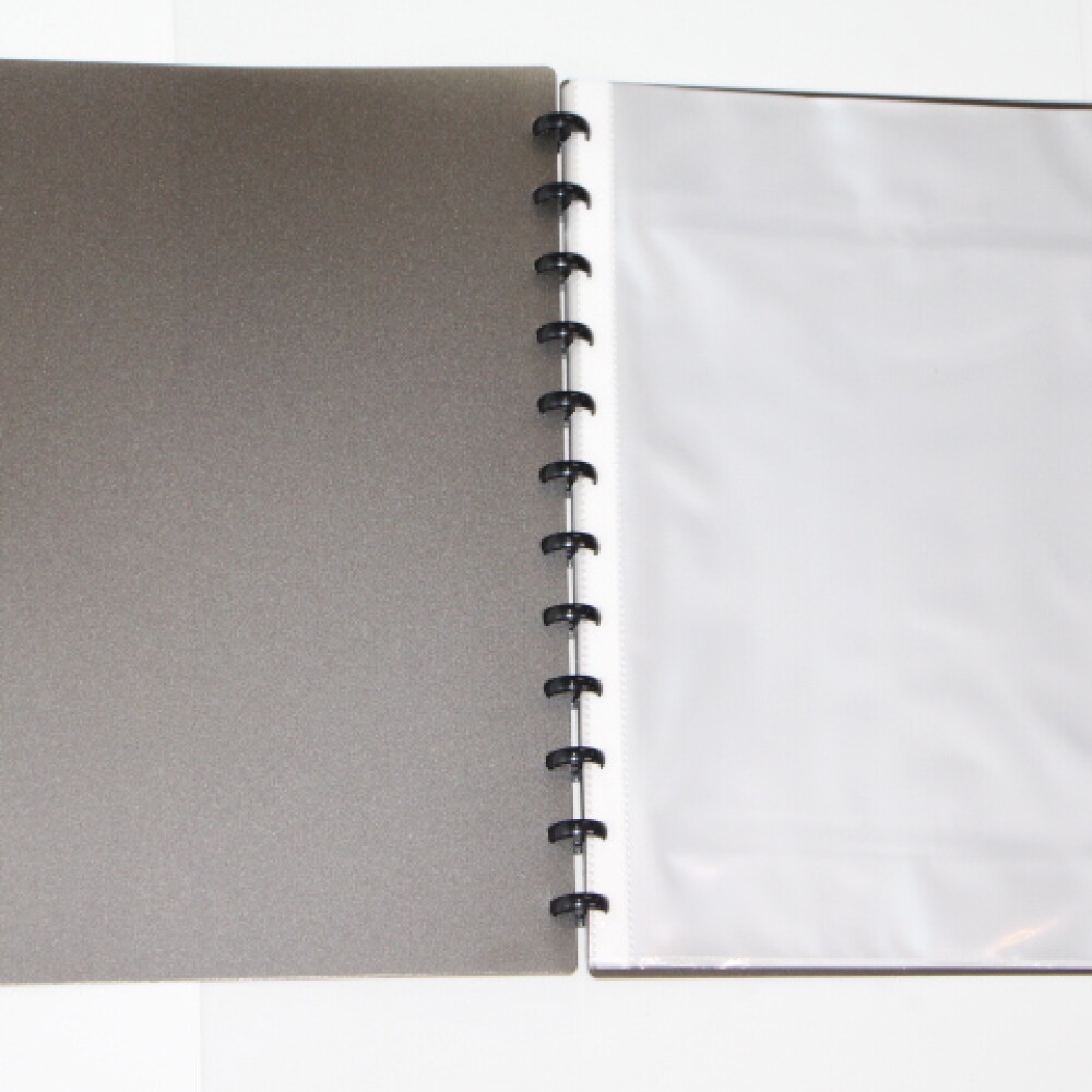 CARPETA TAMAÑO A4 CON 20 FUNDAS REMOVIBLES COLOR NEGRO