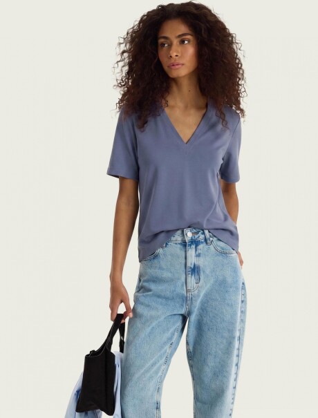 CAMISETA MANGA CORTA CON CUELLO EN V VIOLETA