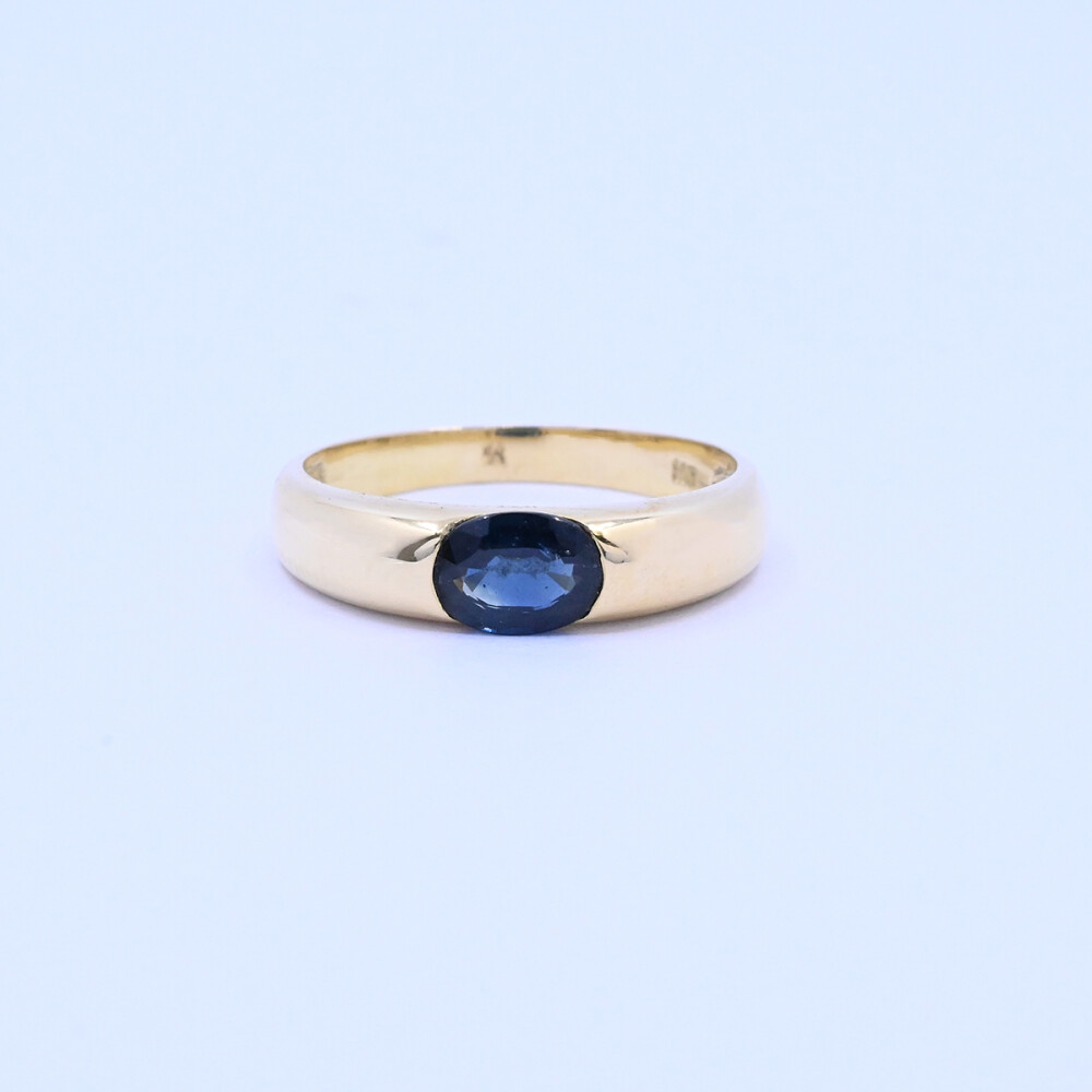 Anillo oro 18k y zafiro oval. Anillo oro 18k y zafiro oval.