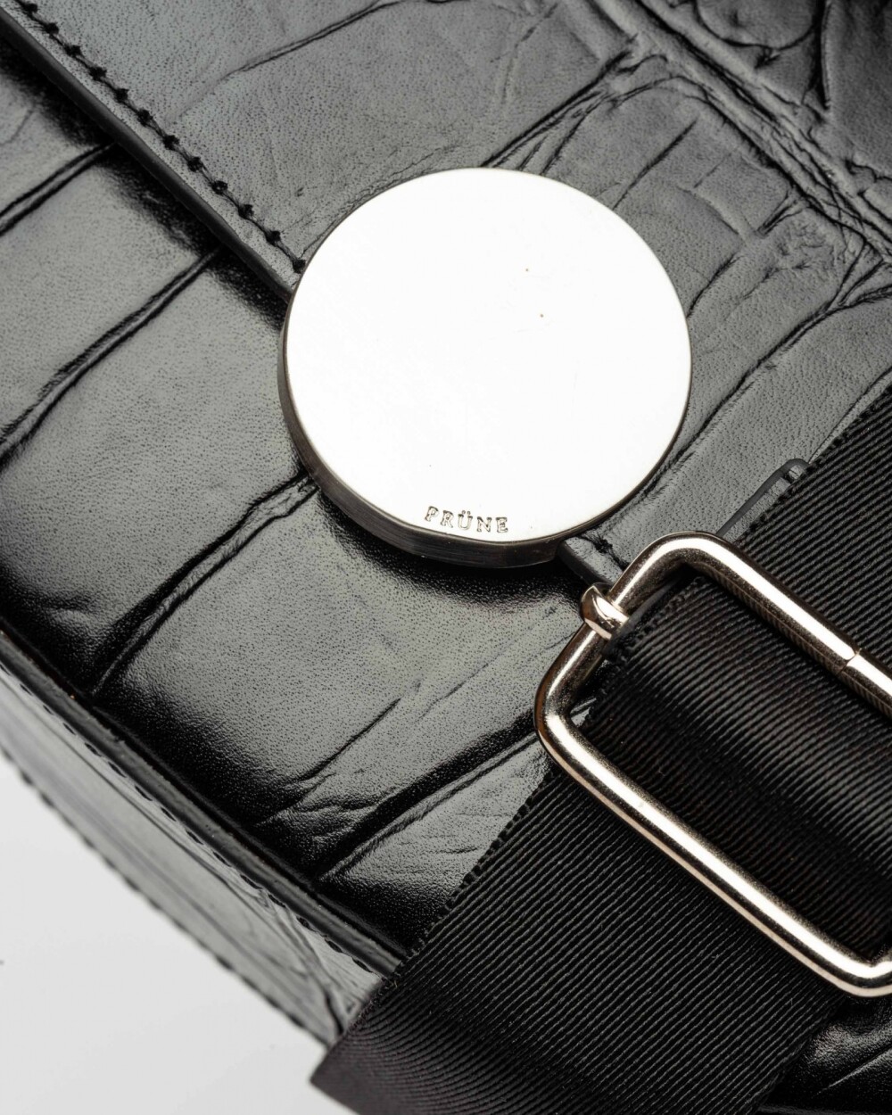 Bandolera The Circle En Cuero Grabado Croco Negro