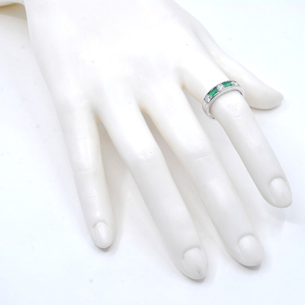 Anillo en oro 18k blanco con brillantes y esmeraldas. Anillo en oro 18k blanco con brillantes y esmeraldas.