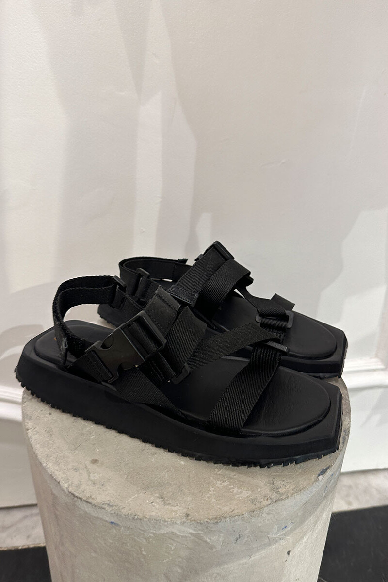 Broch Black