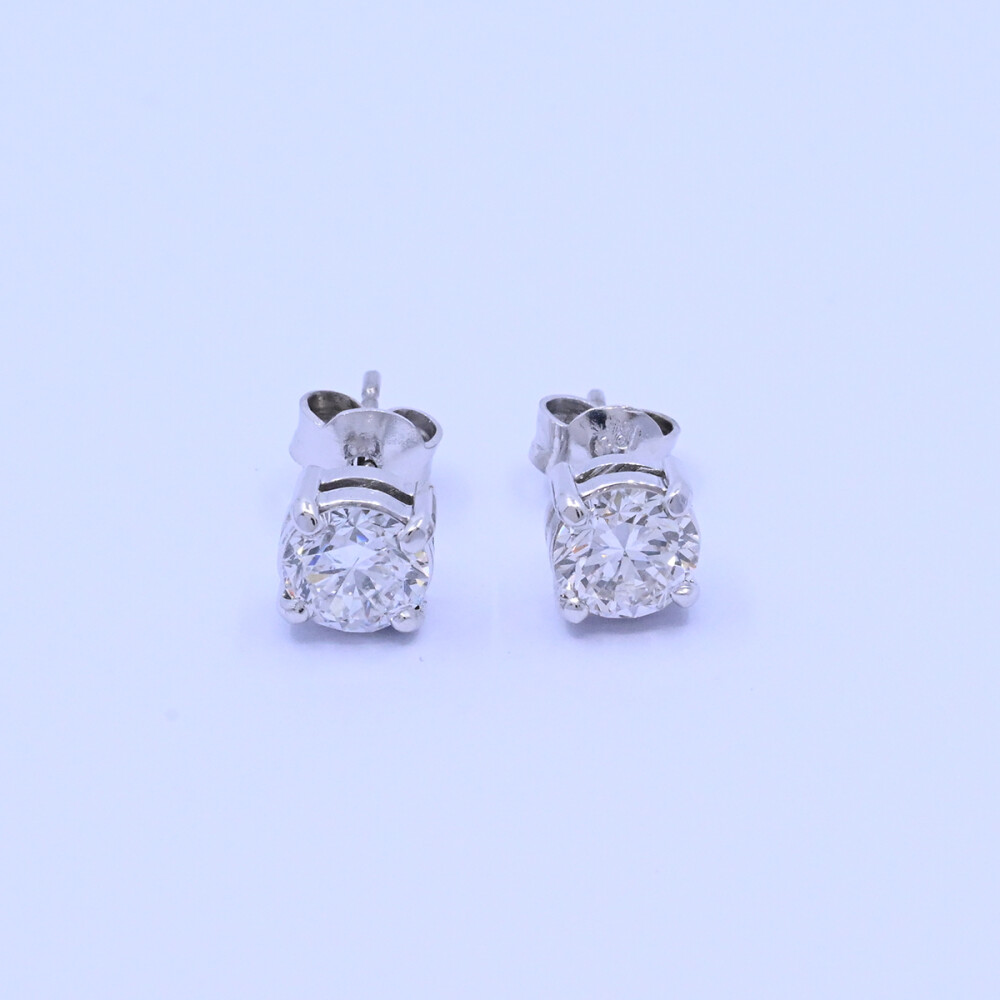 Caravanas oro 18k blanco con engarce 4 puntas y brillantes. Caravanas oro 18k blanco con engarce 4 puntas y brillantes.
