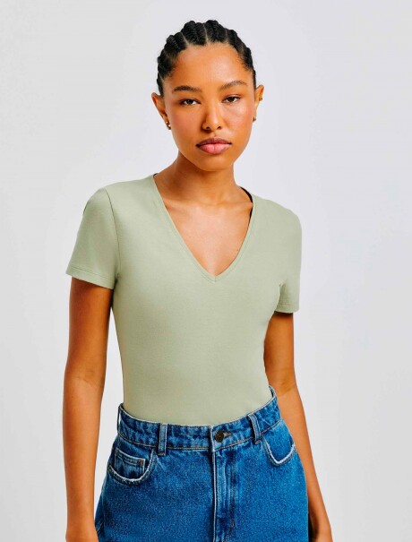 CAMISETA BÁSICA SLIM CUELLO EN V VERDE CLARO