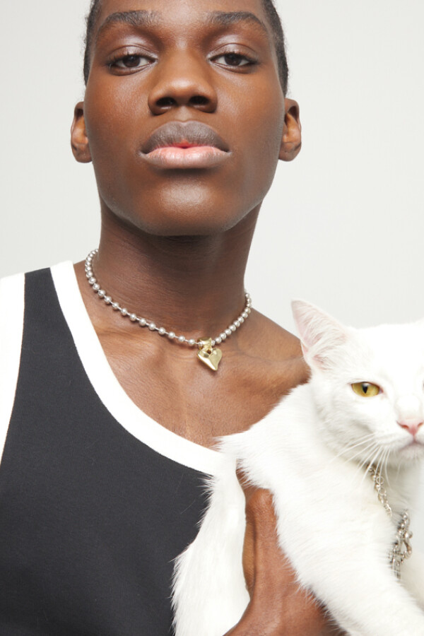 COLLAR DE BOLAS DE ALEACIÓN DE METALES BAÑADO EN PLATA DE LEY CON DETALLE DE CORAZÓN BAÑADO EN ORO 18K Colgante