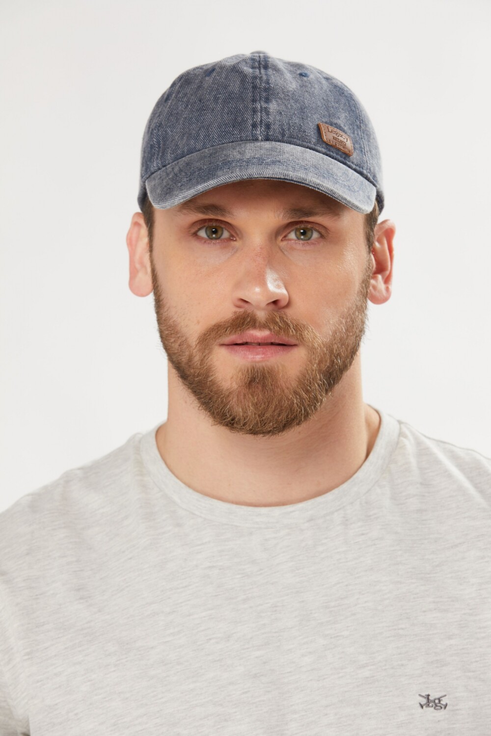 GORRO LONA, DETALLE EN CUERO Piedra