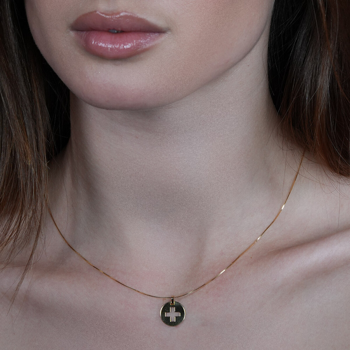 Medalla en oro amarillo 18k. con cruz calada 