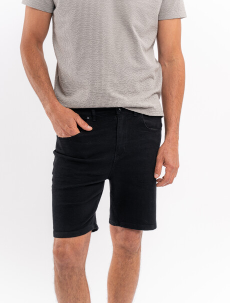 Bermuda color negro