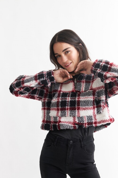 Buzo crop en corderito estampado NEGRO