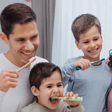 Cepillo Dental Kids 2-6 Años Suave Ventosa Con Tapa Azul
