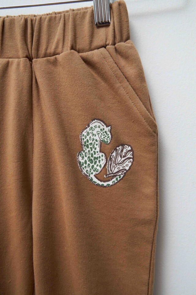 Pantalon jogging de niña con estampa tostado