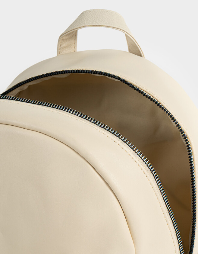 Mochilas Urbanas Mochila Con Charm Crudo - Blanco Crudo