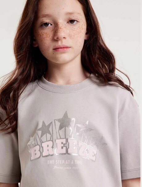 BLUSA INFANTIL MODELO CROPPED CON ESTAMPA GRIS