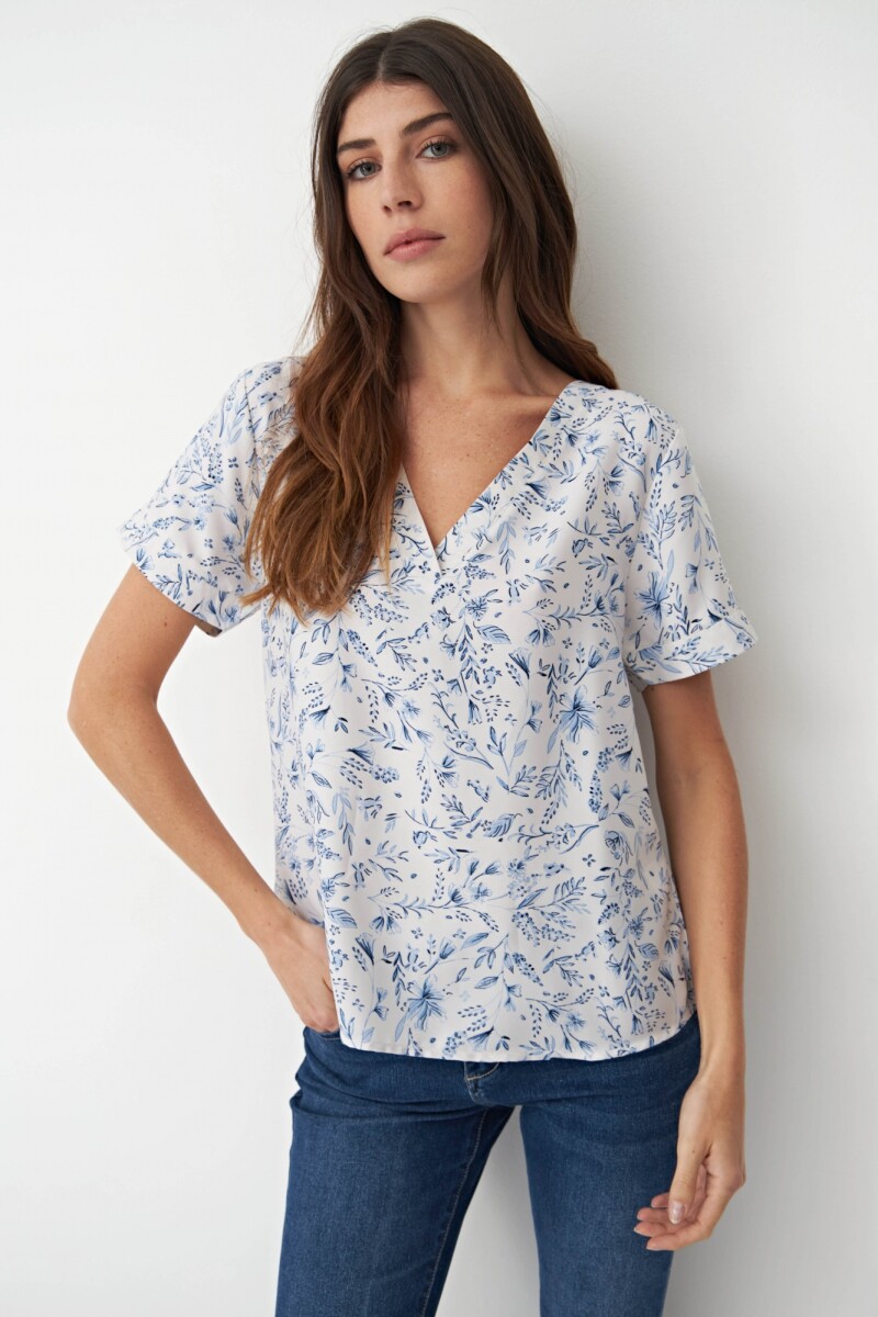 Blusa escote V estampado floral celeste