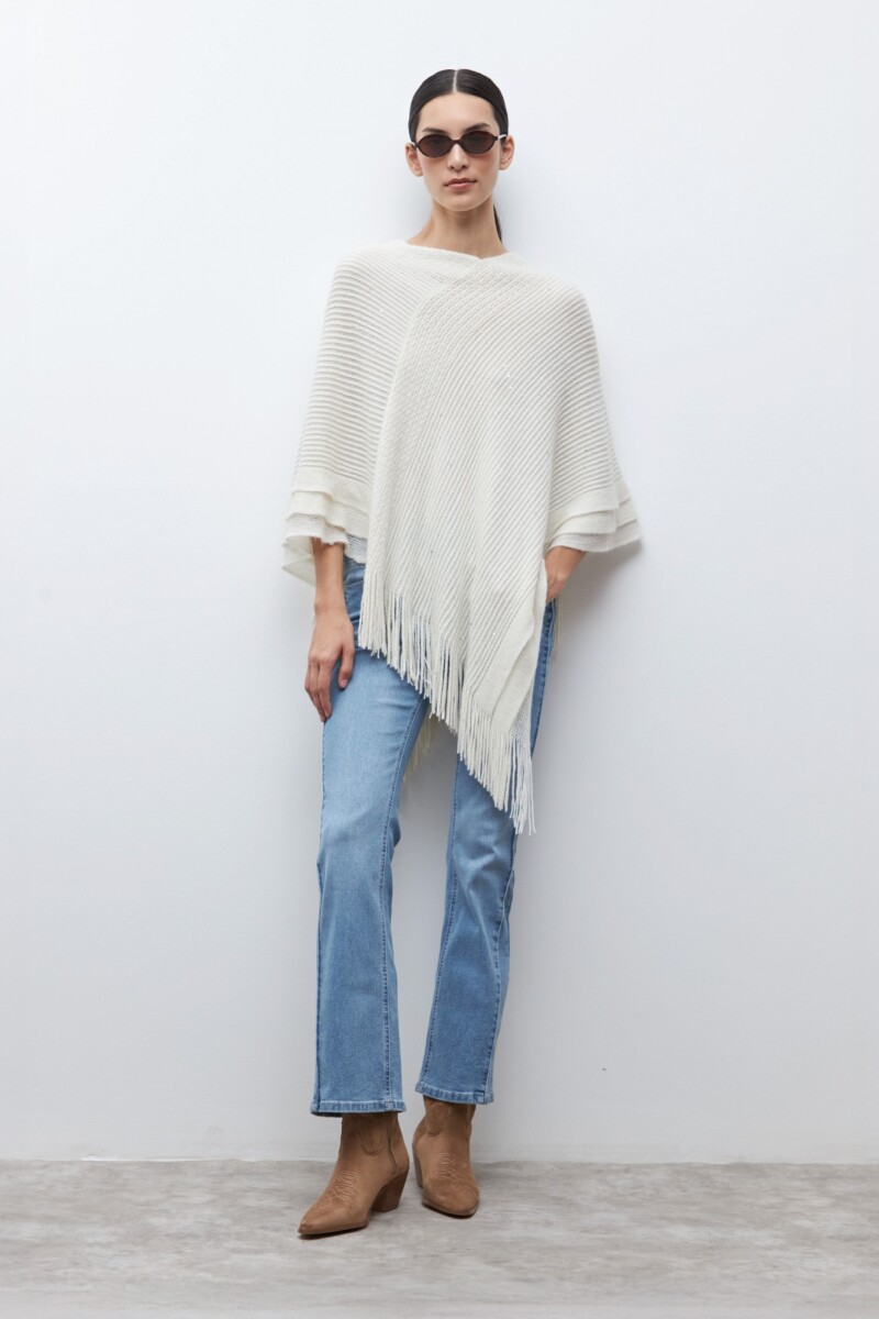 Capa tejida con flecos crudo